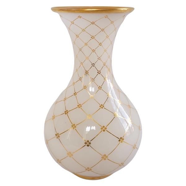 Vase en opaline de Baccarat blanche à treillage or - milieu XIXe siècle