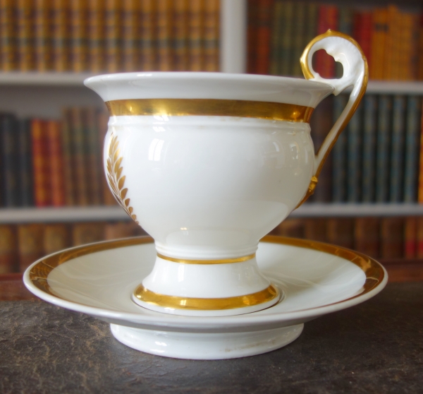 Grande tasse à petit-déjeuner / à chocolat en porcelaine de Paris dorée, époque Empire