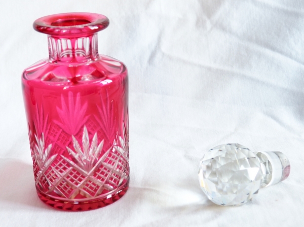 Flacon à parfum en cristal de Baccarat, cristal overlay rose, modèle Douai - 15,8cm - étiquette