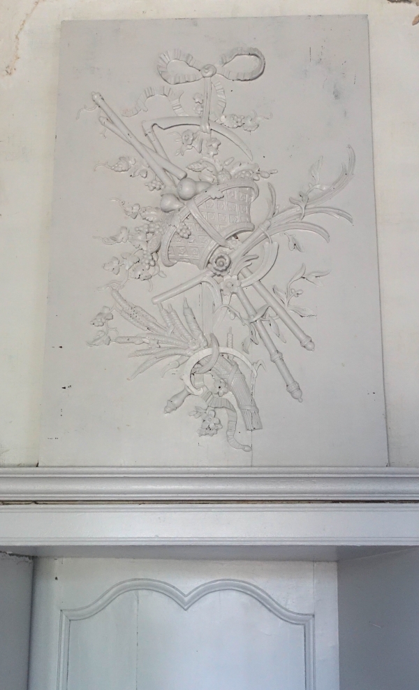 Panneau de boiserie dessus de porte Louis XVI en trophée - chêne massif finement sculpté relief