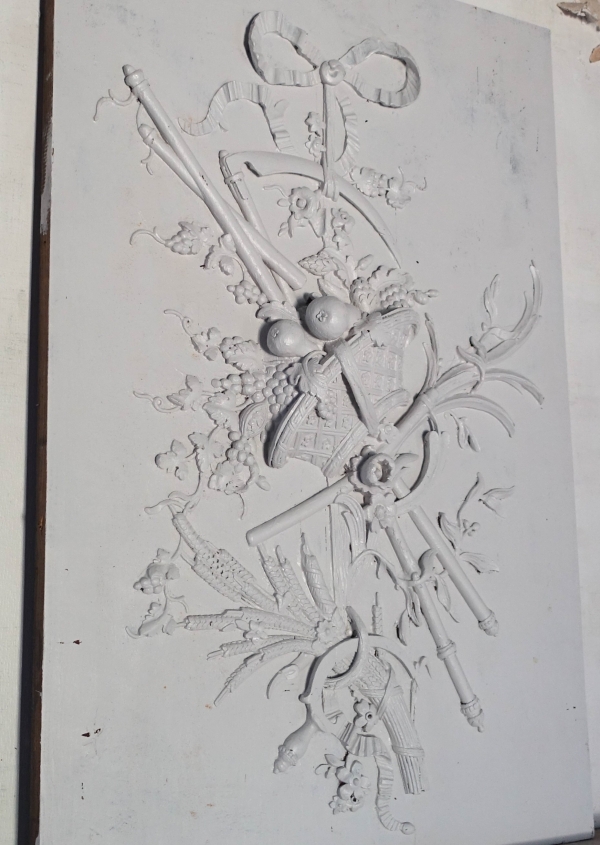 Panneau de boiserie dessus de porte Louis XVI en trophée - chêne massif finement sculpté relief