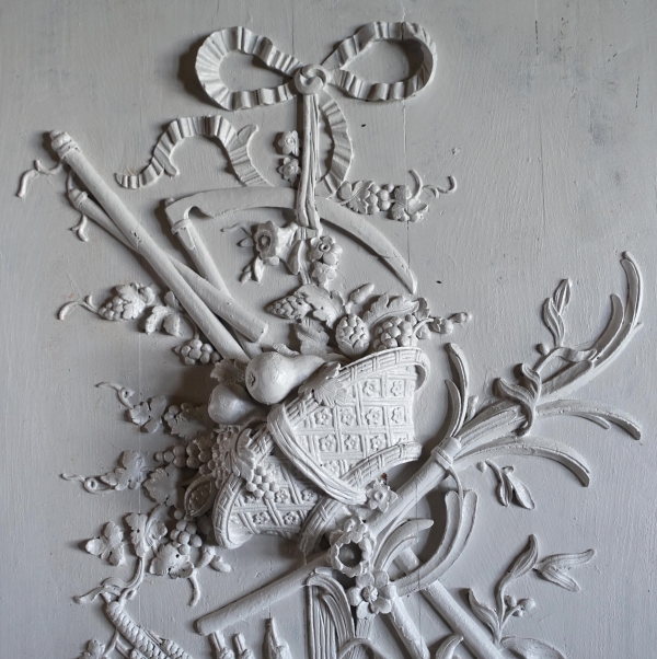 Panneau de boiserie dessus de porte Louis XVI en trophée - chêne massif finement sculpté relief
