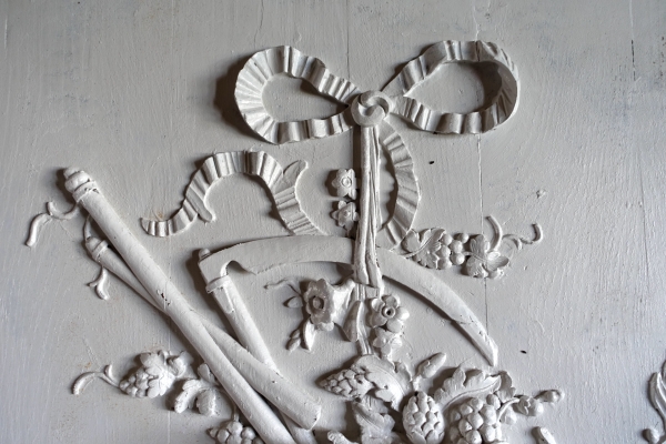 Panneau de boiserie dessus de porte Louis XVI en trophée - chêne massif finement sculpté relief