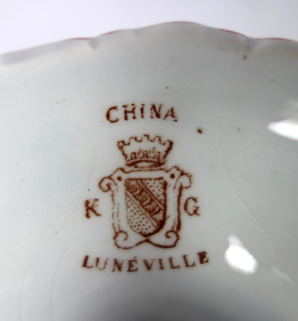 Luneville - Louis XV style earthenware serving dish - coat of arms and crown of count