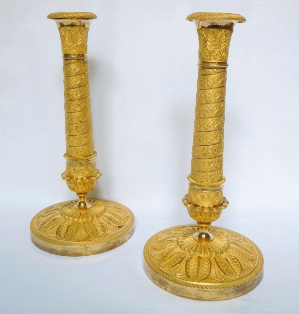 Paire de bougeoirs flambeaux en bronze finement ciselé et doré d'époque Empire Restauration - 26cm