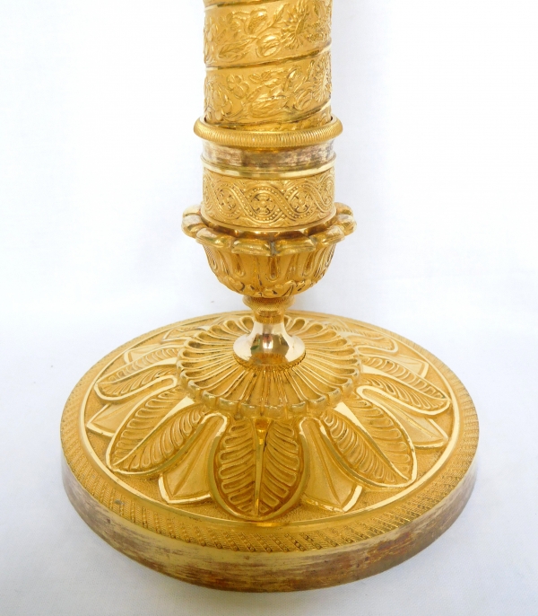Paire de bougeoirs flambeaux en bronze finement ciselé et doré d'époque Empire Restauration - 26cm