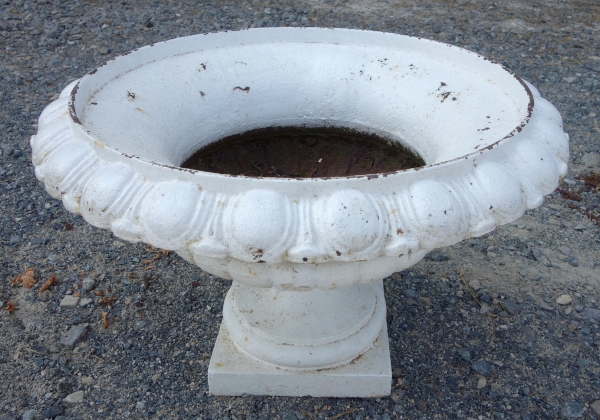 Paire de grands vases Medicis d'ornement, jardinières de jardin en fonte, époque XIXe siècle