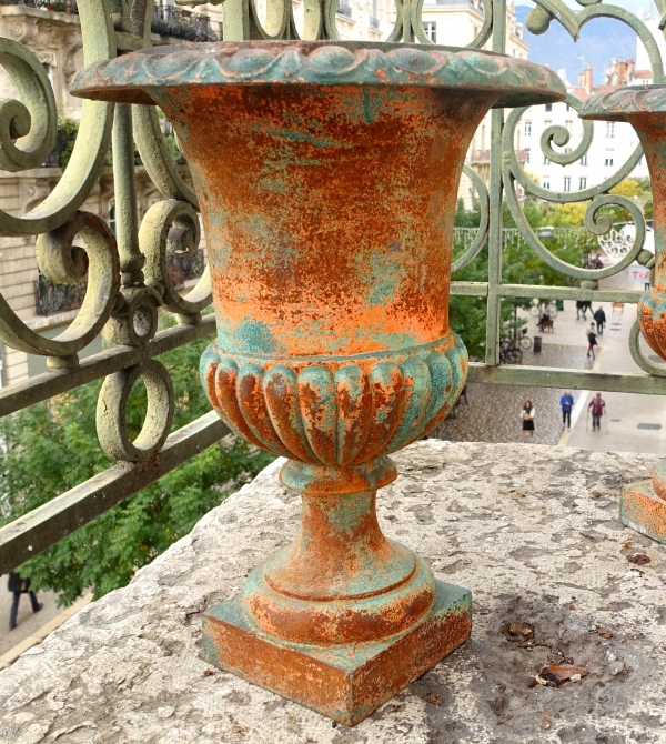 Paire de grands vases Medicis d'ornement de jardin en fonte, époque XIXe siècle - 44cm