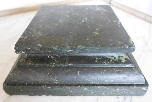 Socle de présentation néoclassique en marbre vert de mer pour buste