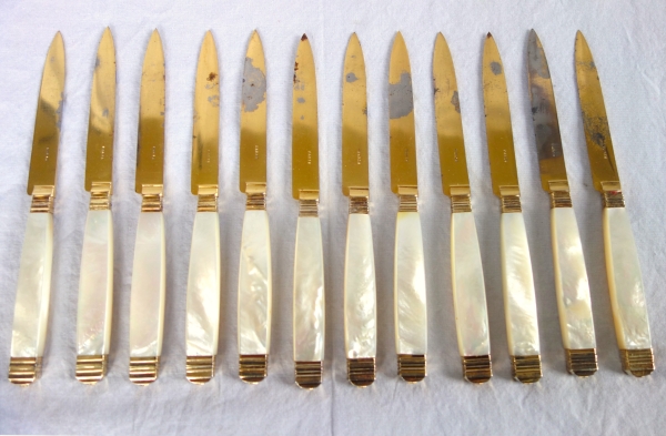 Suite de 12 couteaux à fromage en nacre, vermeil et acier doré