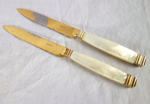 Suite de 12 couteaux à fromage en nacre, vermeil et acier doré