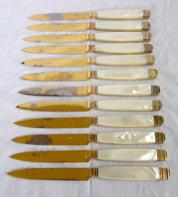 Suite de 12 couteaux à fromage en nacre, vermeil et acier doré