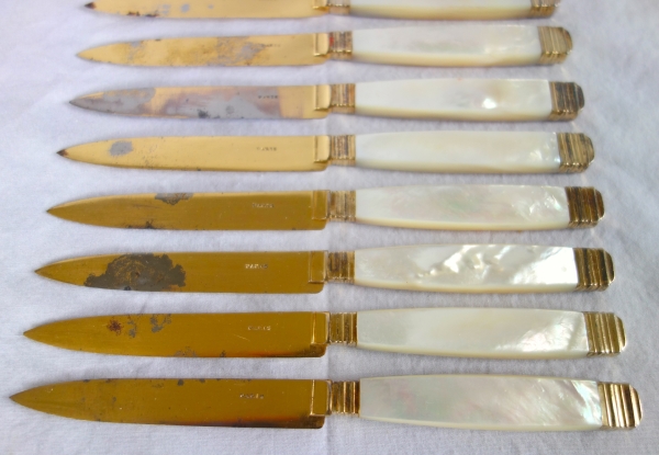 Suite de 12 couteaux à fromage en nacre, vermeil et acier doré