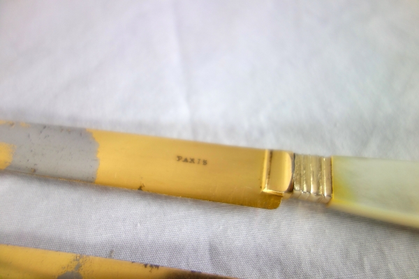 Suite de 12 couteaux à fromage en nacre, vermeil et acier doré