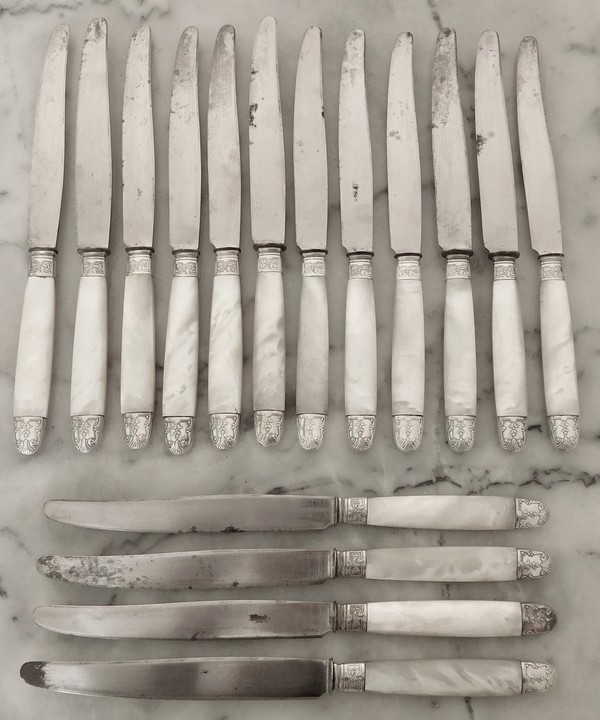 12 table knives, Louis XV style, mother of pearl handle, silver ferrules dans caps