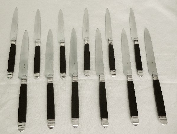 12 couteaux de table en ébène, viroles et culots en argent massif, modèle Restauration à filet