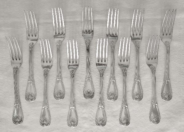 Odiot / Puiforcat : 12 fourchettes de table Régence en argent massif, armoiries ducales, poinçon Minerve
