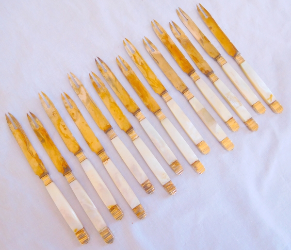 Série de 14 couteaux (fourchettes) à melon en nacre et vermeil