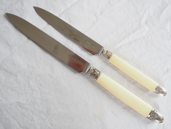 Ménagère de 24 couteaux de style Régence en ivoire, viroles en argent, lames en acier chromé
