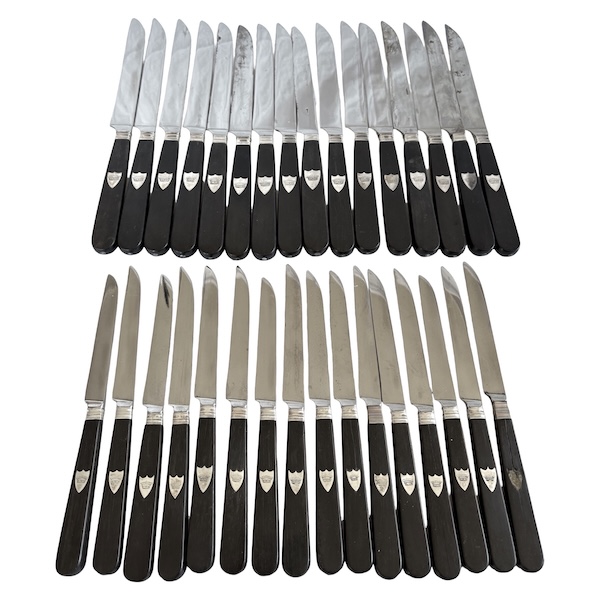 Ménagère de 32 couteaux en ébène et argent massif - couronne de comte - vers 1830