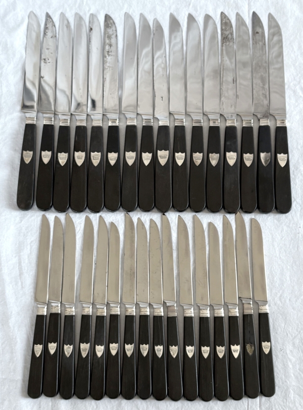 Ménagère de 32 couteaux en ébène et argent massif - couronne de comte - vers 1830