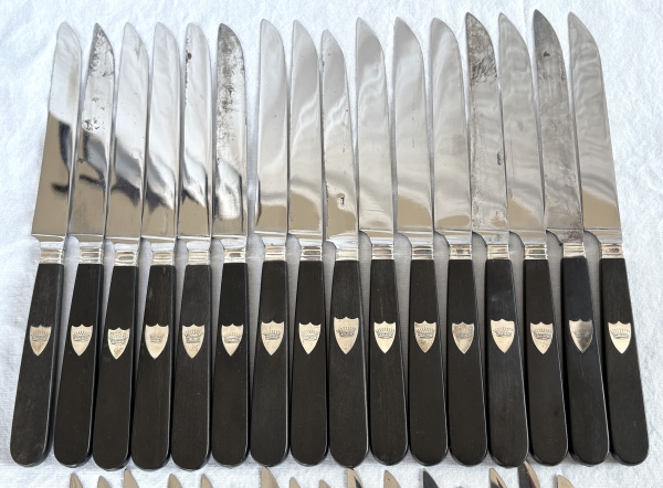Ménagère de 32 couteaux en ébène et argent massif - couronne de comte - vers 1830