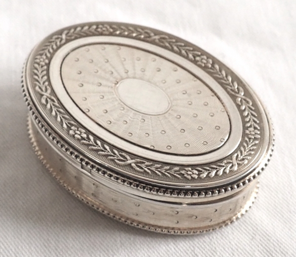 Boîte à pilules ovale en argent massif guilloché et vermeil, fin XIXe siècle - poinçon Minerve