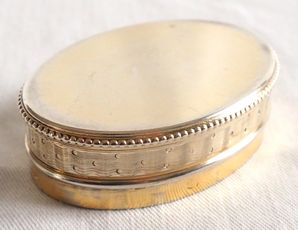 Boîte à pilules ovale en argent massif guilloché et vermeil, fin XIXe siècle - poinçon Minerve