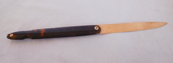 Couteau canif d'époque XVIIIe en écaille à lame en or dans son étui en galuchat