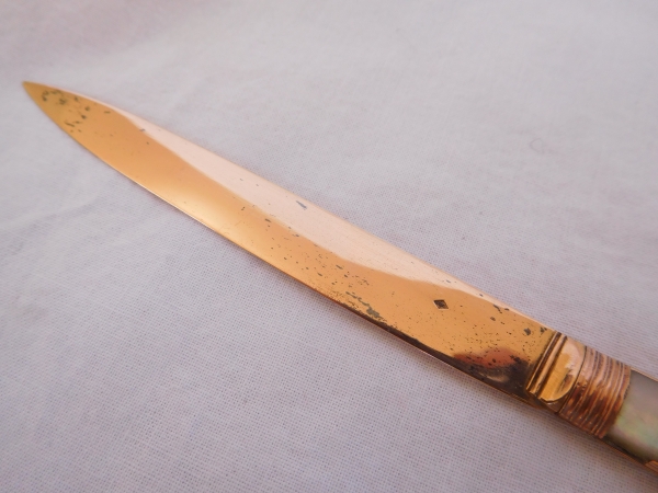 Couteau de table d'époque XVIIIe en nacre, or et lame en vermeil