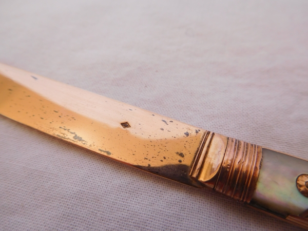 Couteau de table d'époque XVIIIe en nacre, or et lame en vermeil