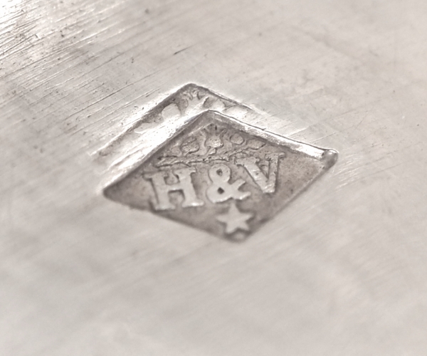 Hénin et Cie : cuillère à saupoudrer de style Louis XV en argent massif - poinçon Minerve