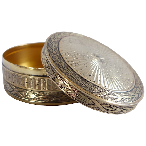 Boîte circulaire en vermeil - argent massif ciselé et doré or fin