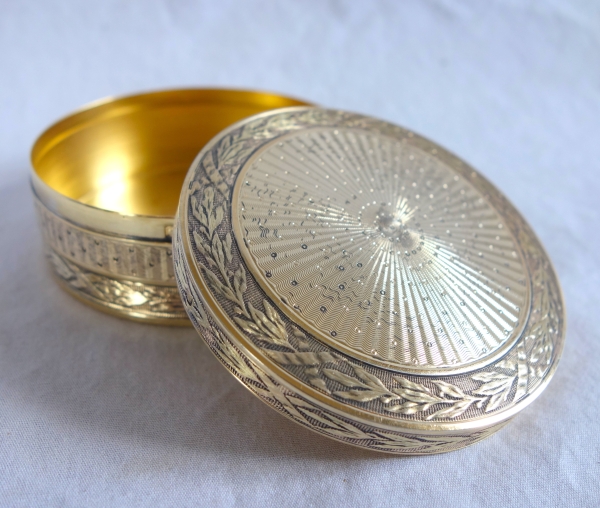 Boîte circulaire en vermeil - argent massif ciselé et doré or fin