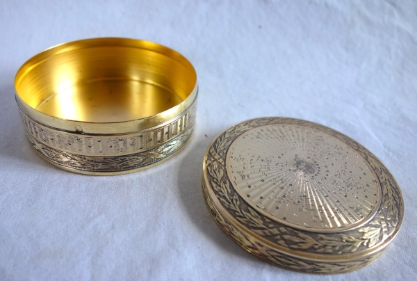 Boîte circulaire en vermeil - argent massif ciselé et doré or fin