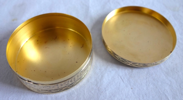 Boîte circulaire en vermeil - argent massif ciselé et doré or fin