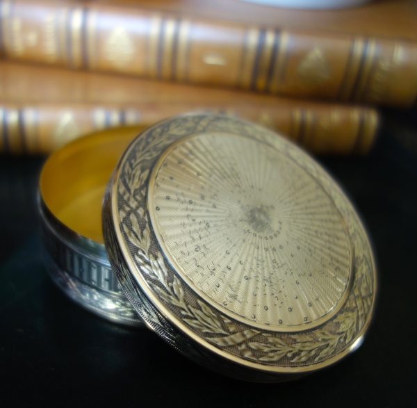 Boîte circulaire en vermeil - argent massif ciselé et doré or fin