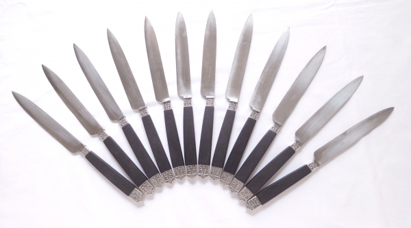 Ménagère de 24 couteaux de style Louis XIV en ébène et argent massif