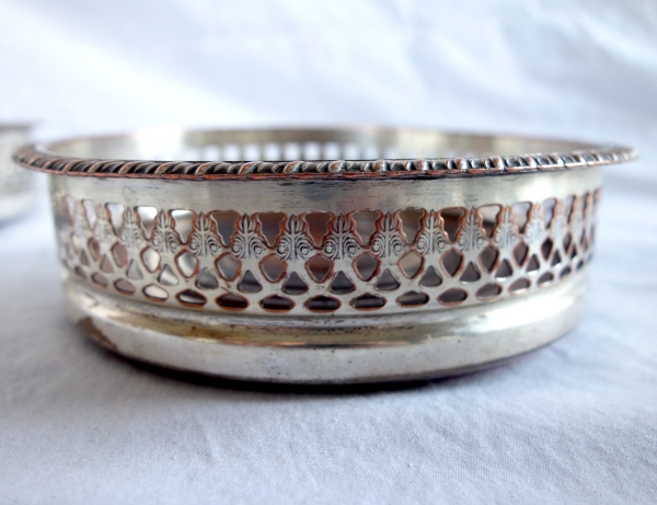 Paire de dessous de bouteille en métal argenté et acajou, début XIXe siècle