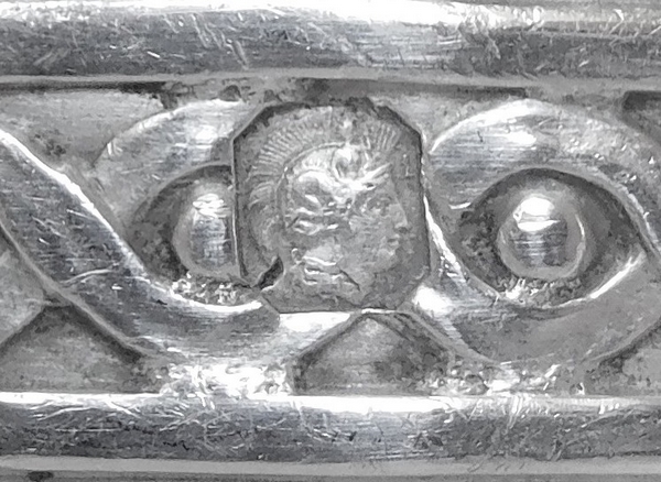 Rond de serviette de style Louis XVI en argent massif repoussé, monogramme JB, poinçon Minerve