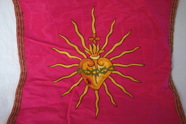 Set of 3 pink silk banners, the Sacred Heart embroidered