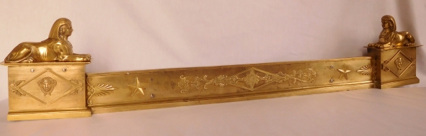 Barre de cheminée aux sphinges en bronze doré, époque Empire, variante d'un modèle de Fontainebleau