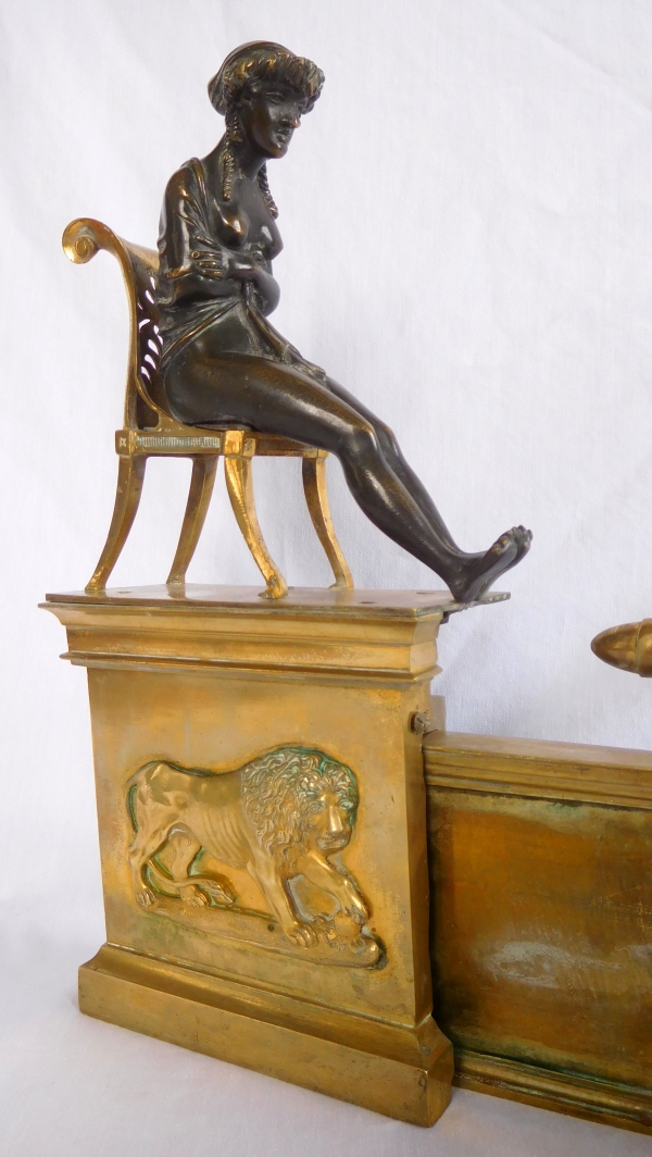 Barre de cheminée aux Etrusques, époque Empire, bronze doré, dans le goût de Claude Galle