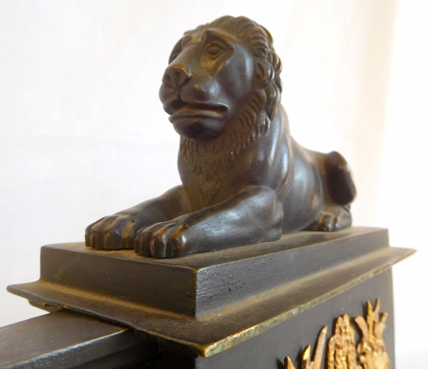 Barre de cheminée Empire en bronze patiné et doré aux lions - début XIXe siècle