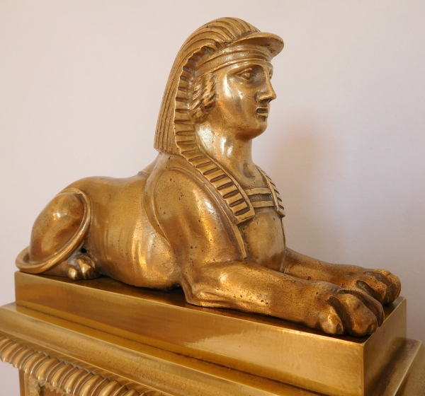 Barre de cheminée d'époque Empire en bronze doré, modèle aux sphinges, variante modèle de Fontainebleau