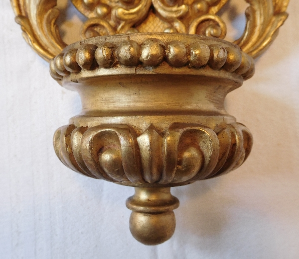 Bénitier en bois sculpté et doré à la feuille d'or d'époque Régence - XVIIIe siècle