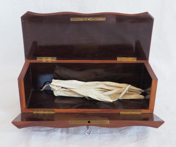 Boîte à gants en marqueterie de bois de rose et amarante, époque Napoléon III