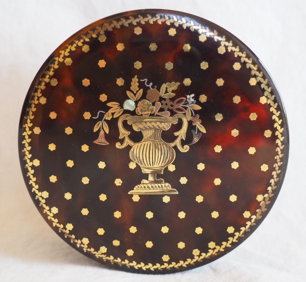 Grande boîte en écaille cloutée d'or époque fin XVIIIe siècle / début XIXe siècle