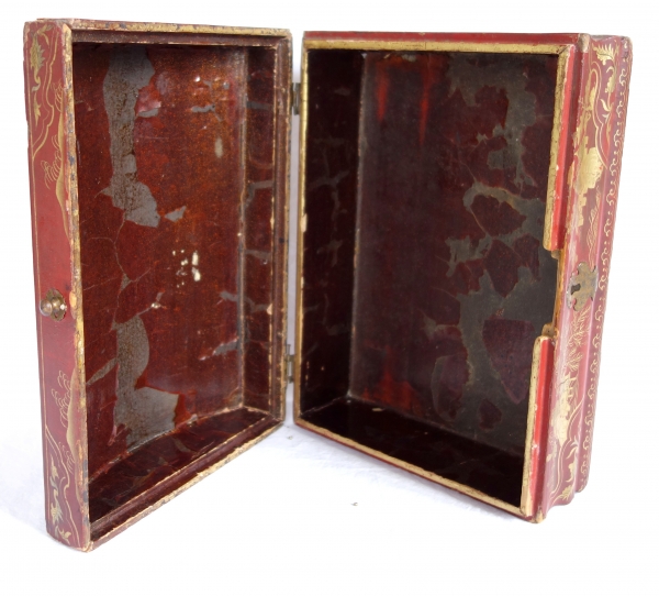 Boîte coffret à perruque en bois laqué rouge & or (vernis Martin) à décor de chinoiseries, époque Louis XV