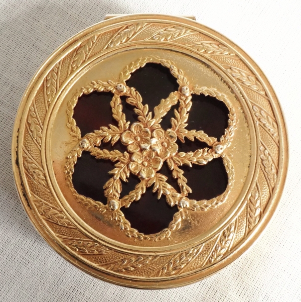 Hénin & Cie : boîte ronde en vermeil et écaille dans le goût russe - 63g - poinçon Minerve